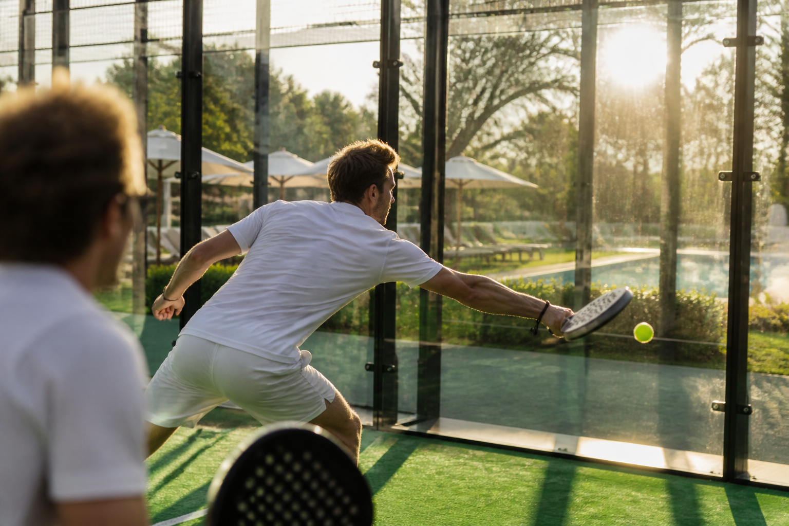 Spelers in actie op een padelbaan bij een luxe resort in de regio Lissabon.