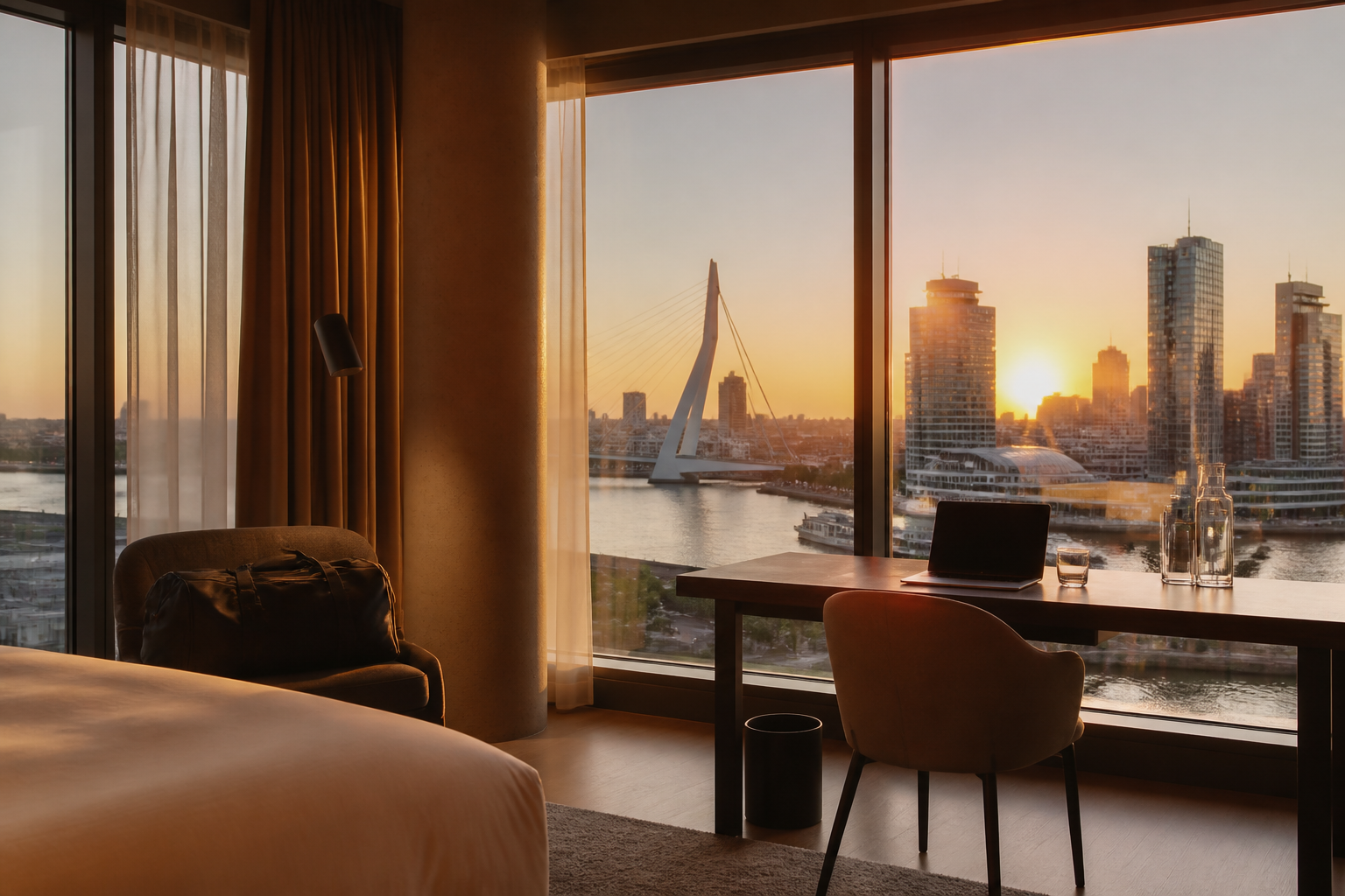 Luxe hotelkamer met uitzicht op Rotterdam, ideaal voor een hotel bij Ahoy en Amsterdam verblijf.