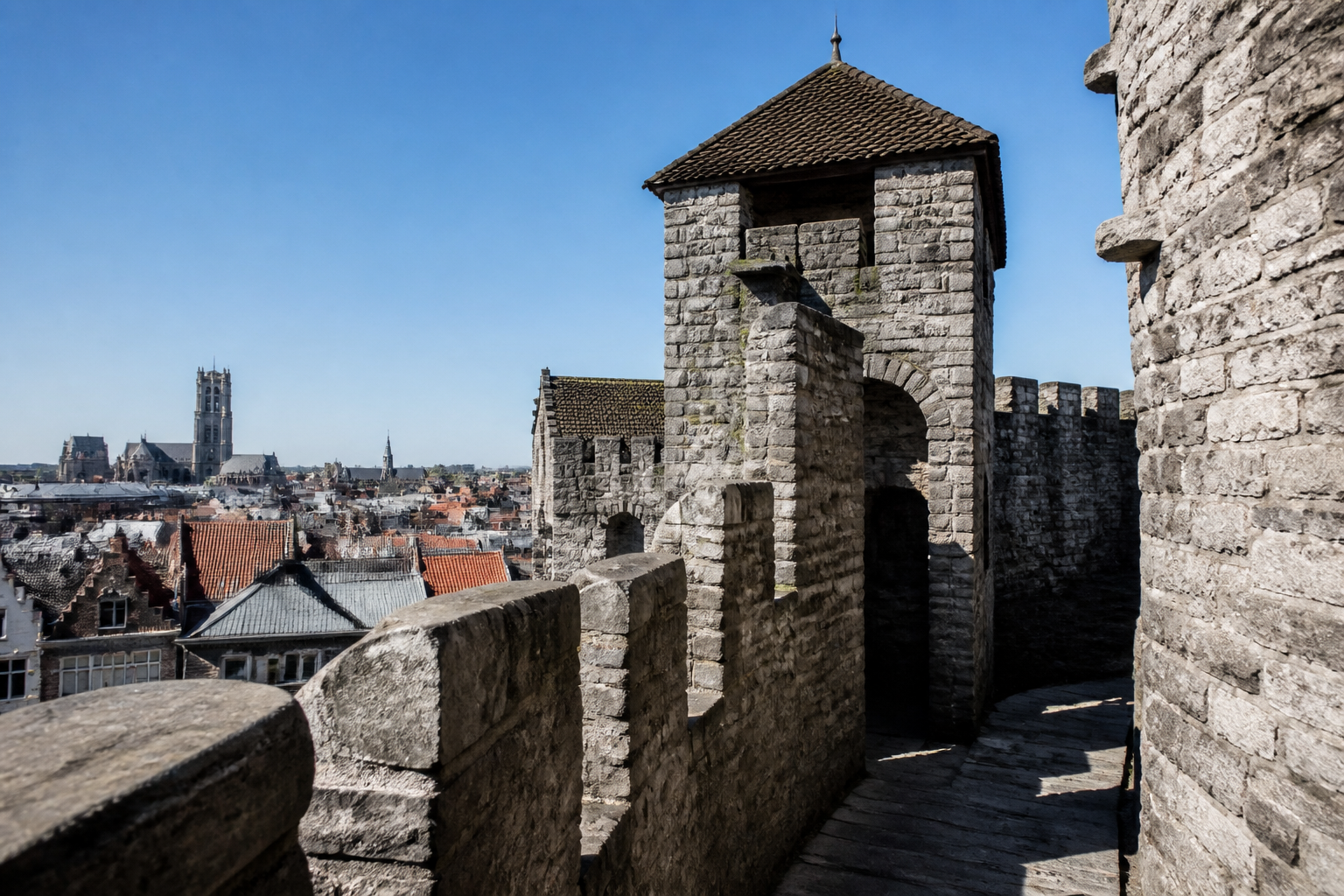 Het middeleeuwse kasteel Gravensteen in Gent met uitzicht over de historische binnenstad.