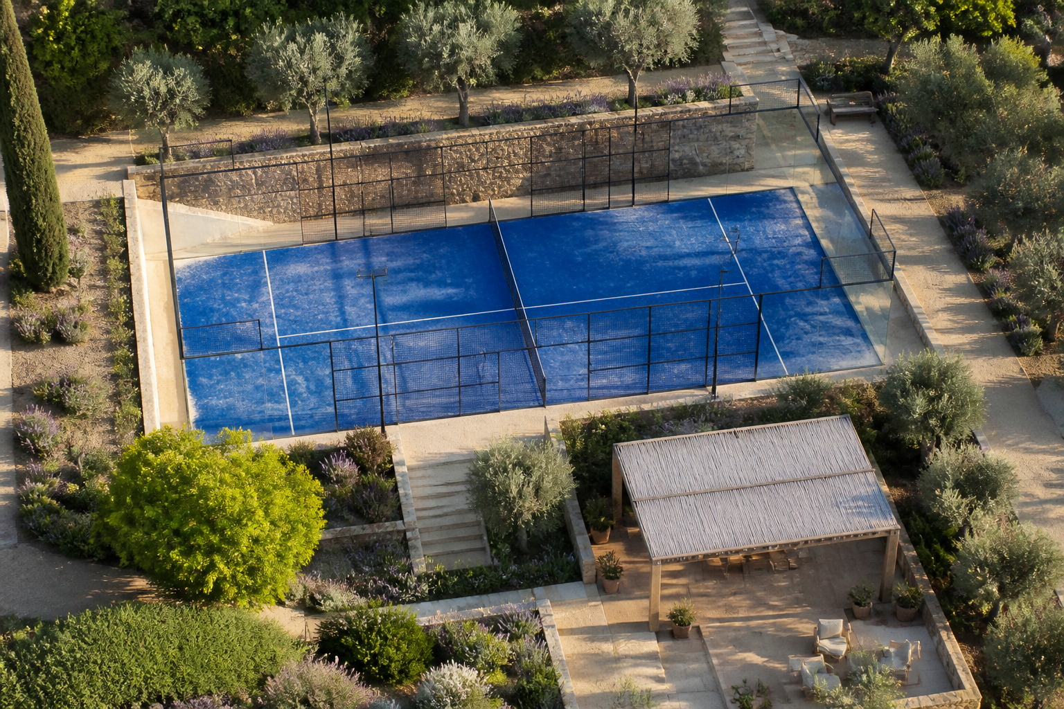 Professionele padelbaan geïntegreerd in een mediterrane tuin van een exclusieve Spaanse villa