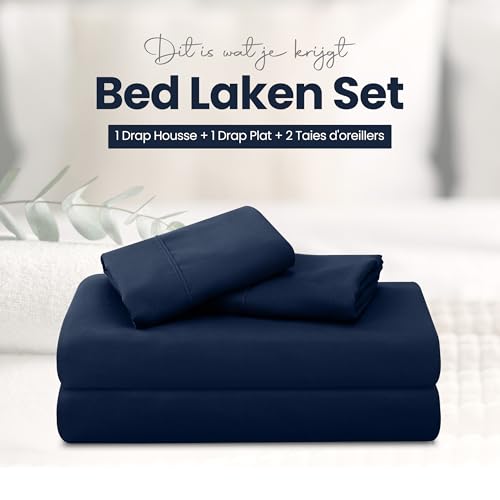 Vierdelige Utopia Bedding Beddelakenset in de kleur marineblauw netjes uitgestald op een tweepersoonsbed